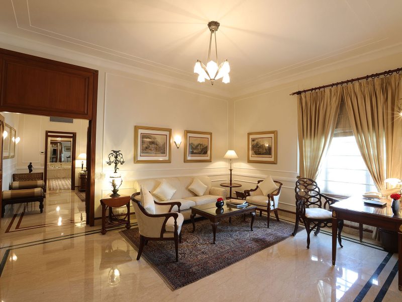A19I8308---Luxury-suite-living-area_op
